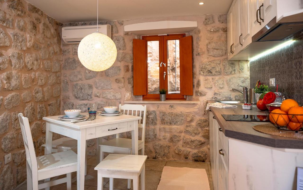 Imperia - Chic! Place With Balcony Apartment